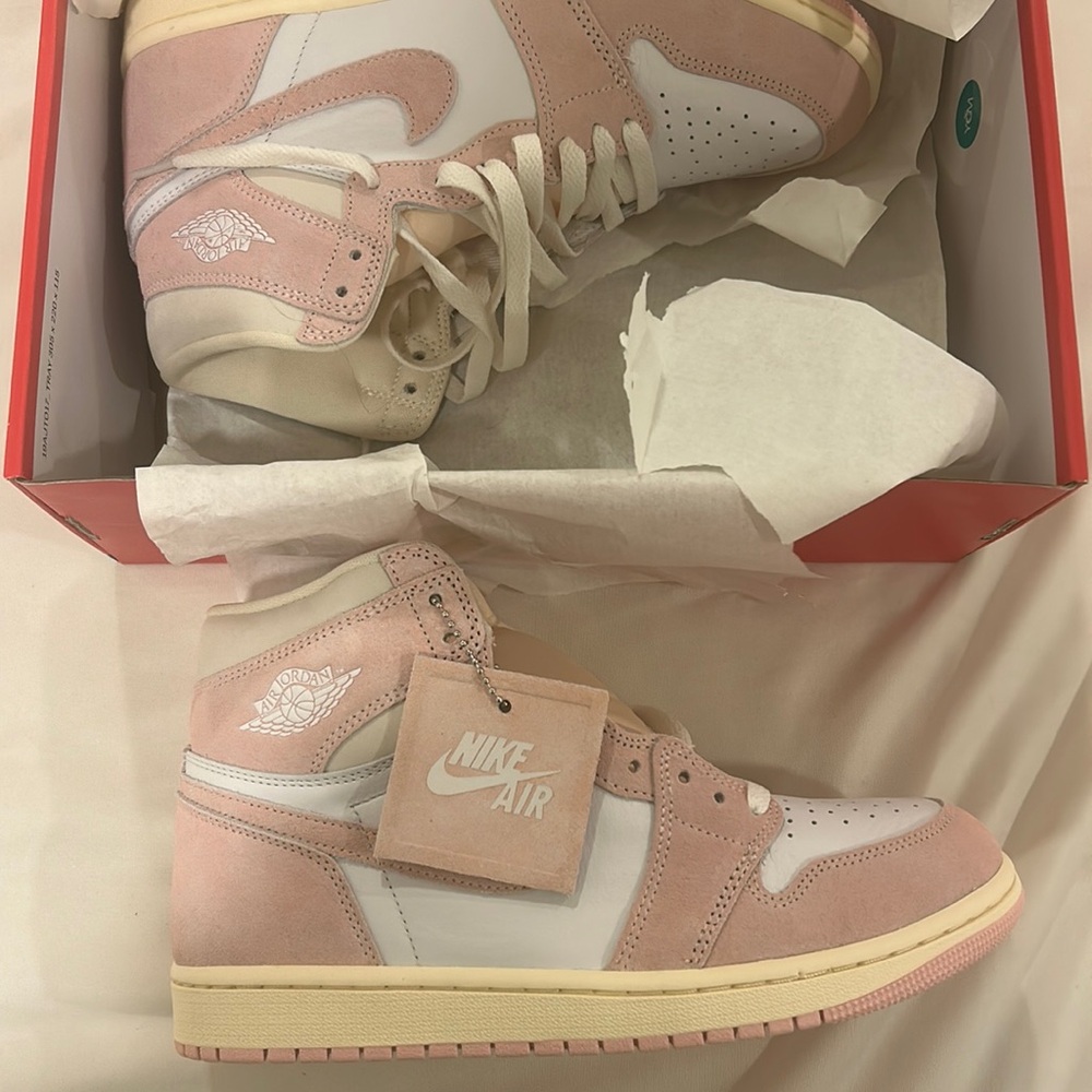 New Women’s Nike Dunks Size 9